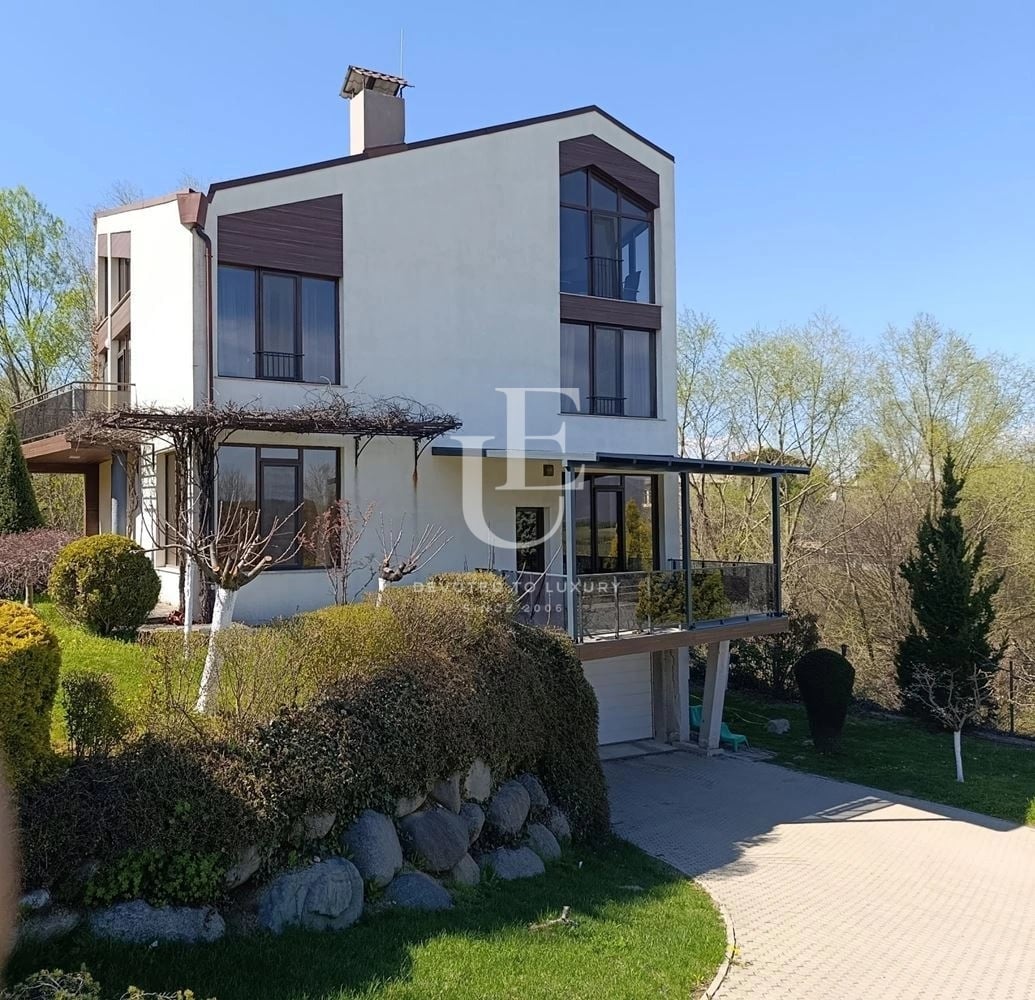 Single-family house with panoramic views and a private plot in Bistritsa village