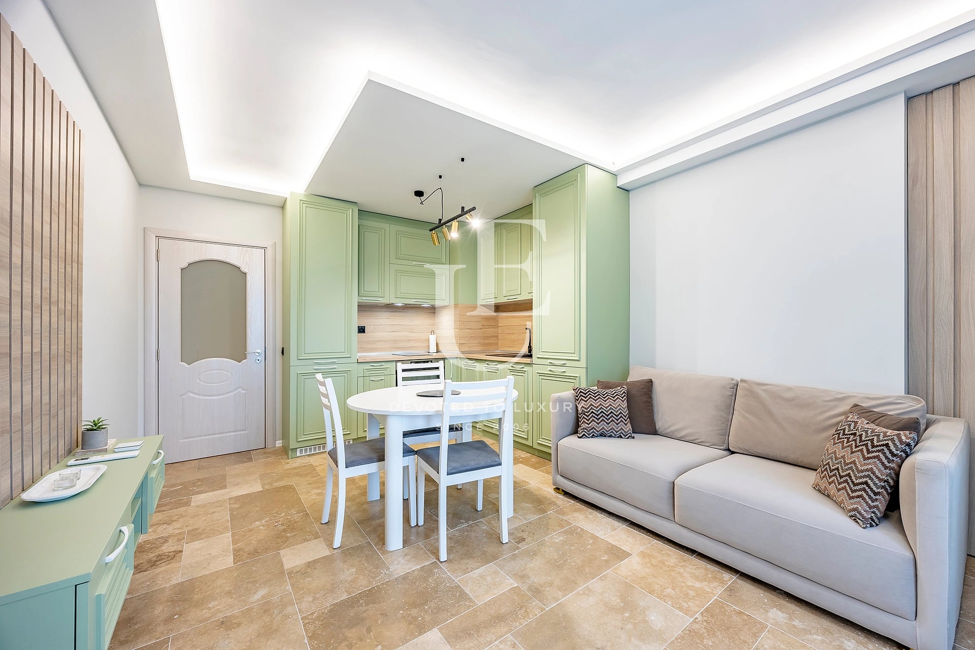 Spacious south-facing three-room apartment in Vithosha